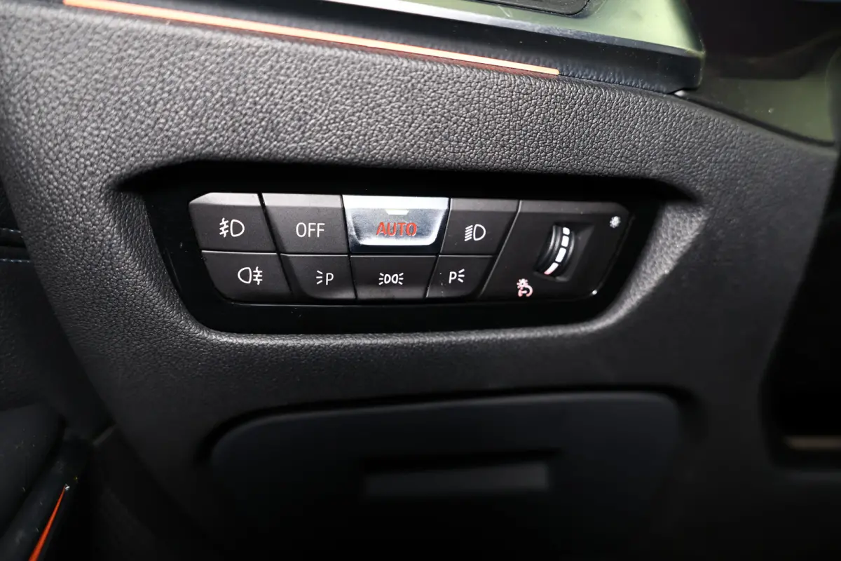 318i Business M SPORT Edition AVM SPORTLEDER NAVI CARPLAY VIRTUAL '21
