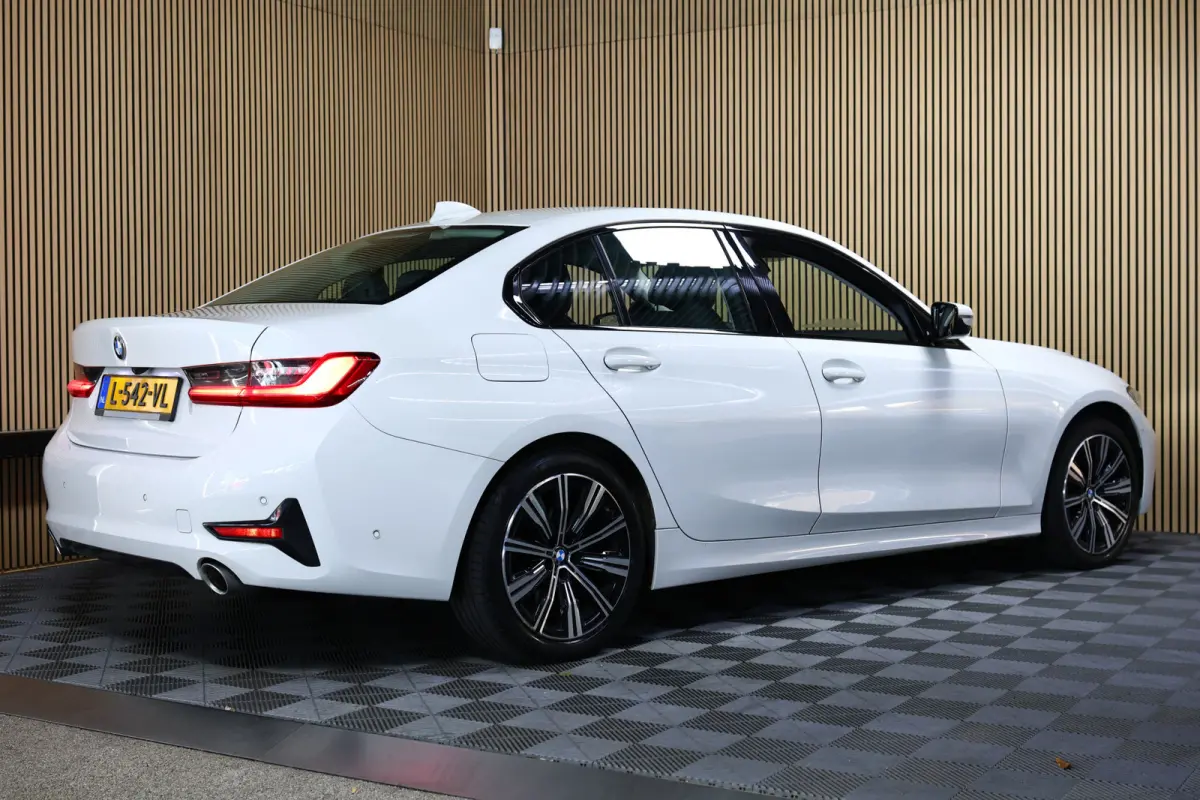 318i Business M SPORT Edition AVM SPORTLEDER NAVI CARPLAY VIRTUAL '21