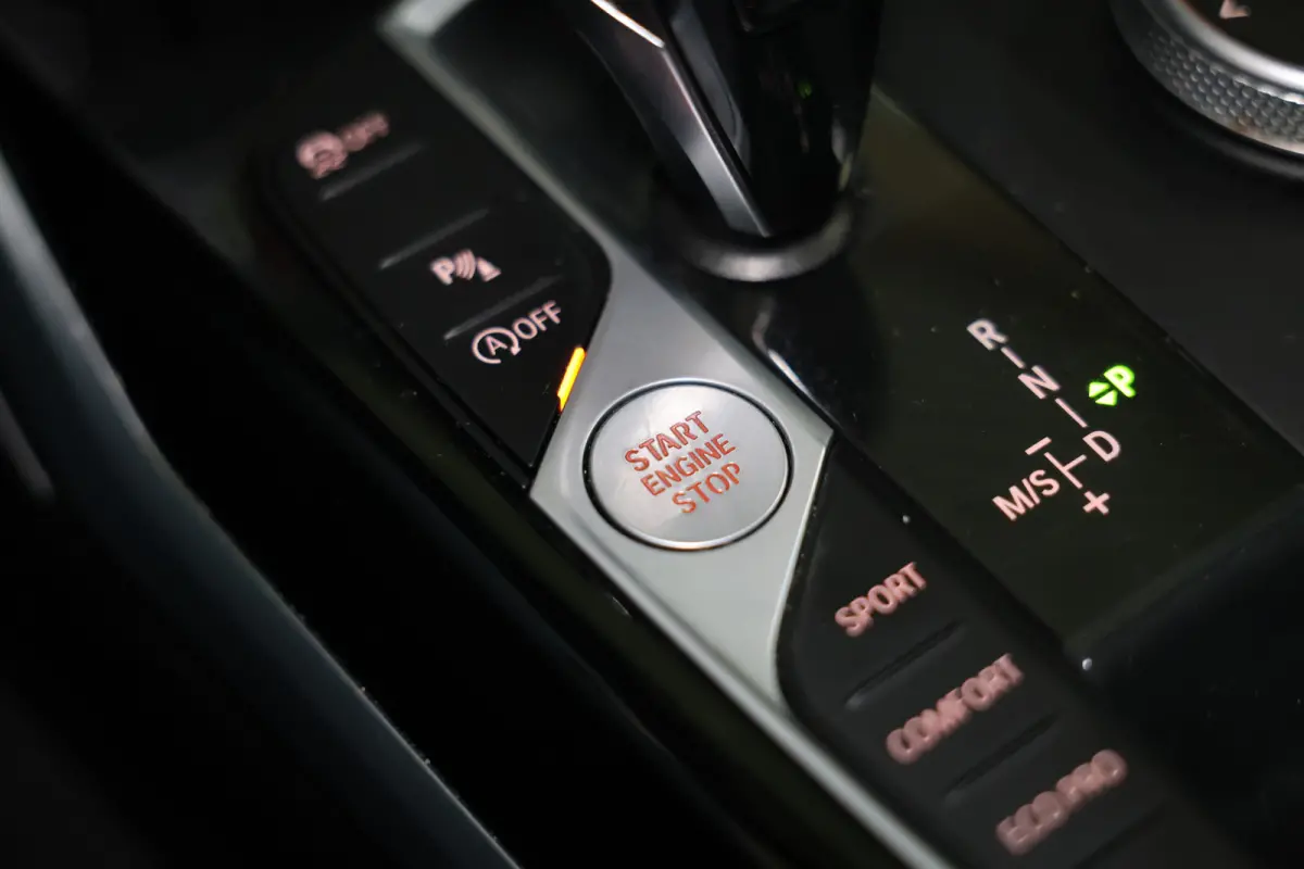 318i Business M SPORT Edition AVM SPORTLEDER NAVI CARPLAY VIRTUAL '21