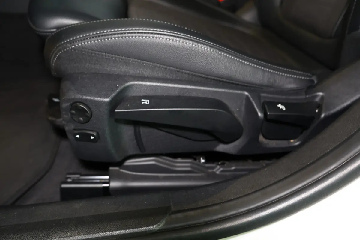 318i Business M SPORT Edition AVM SPORTLEDER NAVI CARPLAY VIRTUAL '21