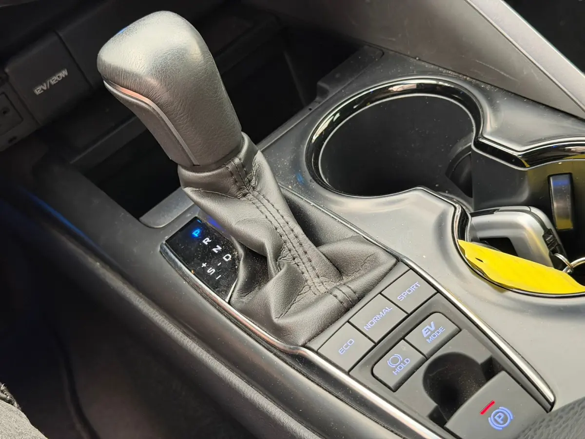 2.5 Hybrid Active Camera | Elektrische Stoel | Adaptieve Cruise | Climate | Bluetooth | 17" Lichtmetaal | Parkeersensoren | Achteruitrijcamera | Airco (automatisch) | Cruise control adaptief