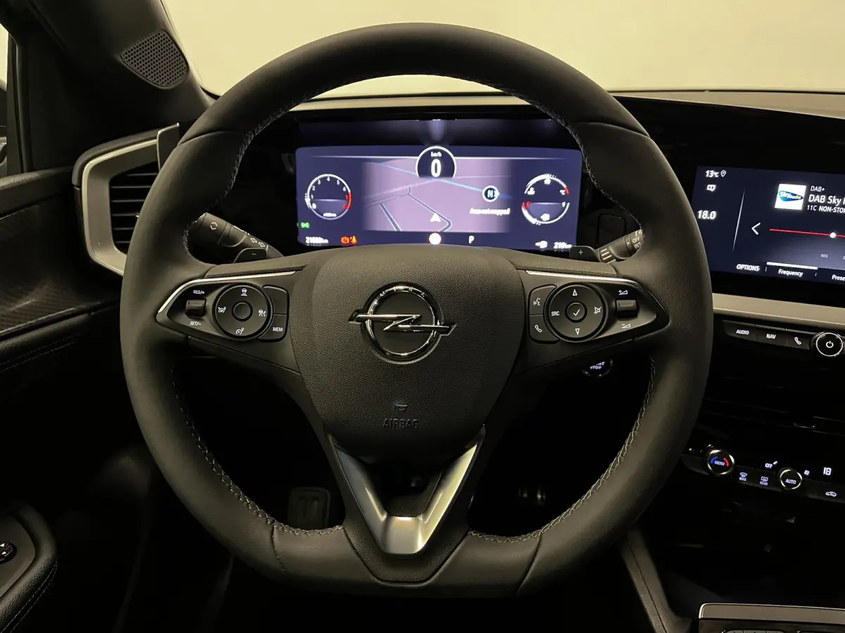 1.2 Turbo Automaat Hybrid Ultimate Climate Control Apple Carplay/Android Auto  Navigatie Full LED Leder/Alcantara Virtual cockpit PDC VA + Camera 18" LM Velgen Adaptive Cruise Control