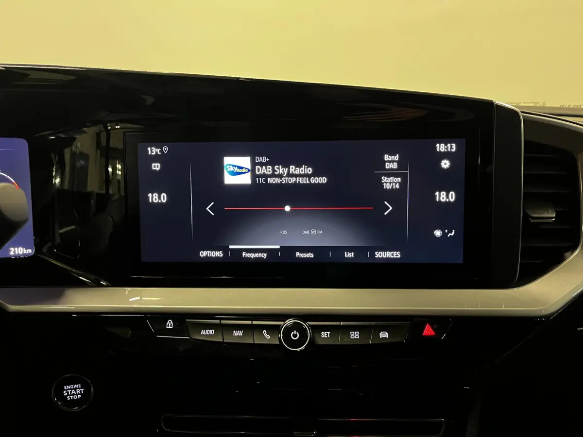 1.2 Turbo Automaat Hybrid Ultimate Climate Control Apple Carplay/Android Auto  Navigatie Full LED Leder/Alcantara Virtual cockpit PDC VA + Camera 18" LM Velgen Adaptive Cruise Control