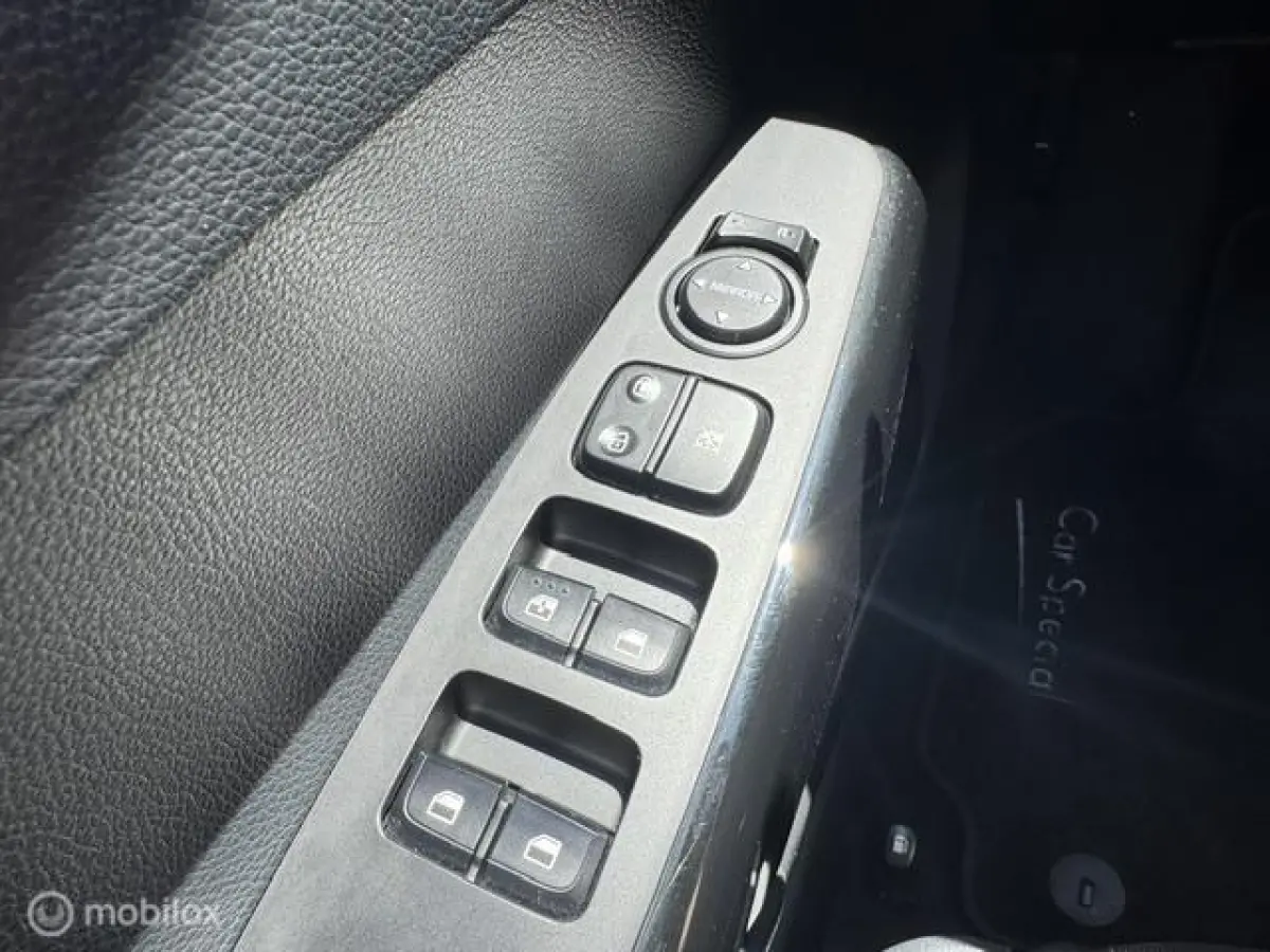 1.0 Dynamic Edition - Stoel & Stuurverwarming, Navigatie via Carplay, Camera achter, Airco, Electr - ramen en spiegels, Deurvergr. met afst.diening, Priveglas, Sport Velgen