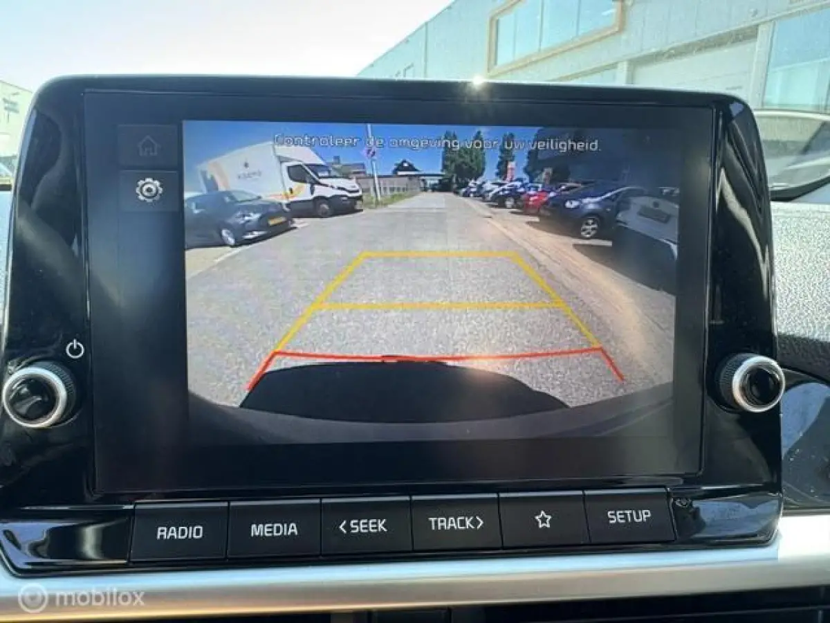 1.0 Dynamic Edition - Stoel & Stuurverwarming, Navigatie via Carplay, Camera achter, Airco, Electr - ramen en spiegels, Deurvergr. met afst.diening, Priveglas, Sport Velgen