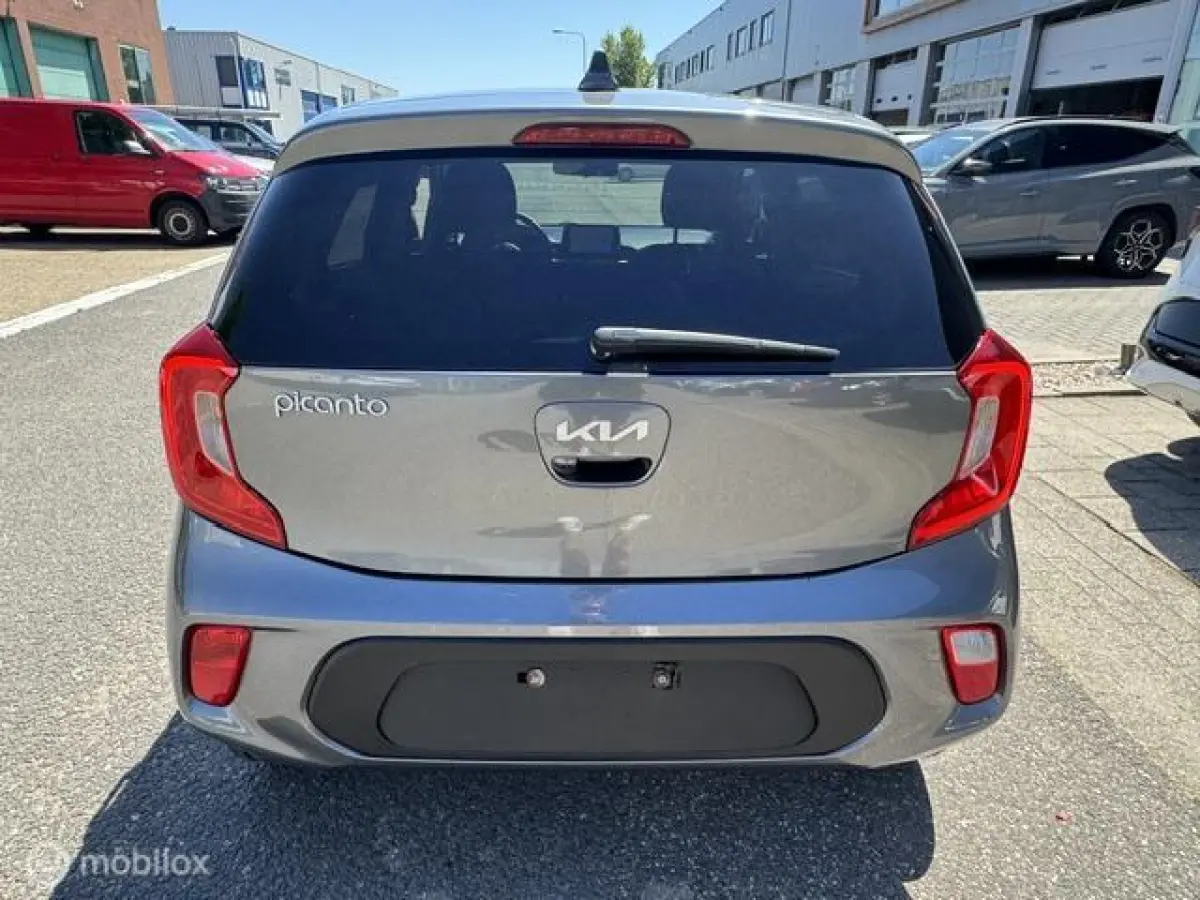 1.0 Dynamic Edition - Stoel & Stuurverwarming, Navigatie via Carplay, Camera achter, Airco, Electr - ramen en spiegels, Deurvergr. met afst.diening, Priveglas, Sport Velgen