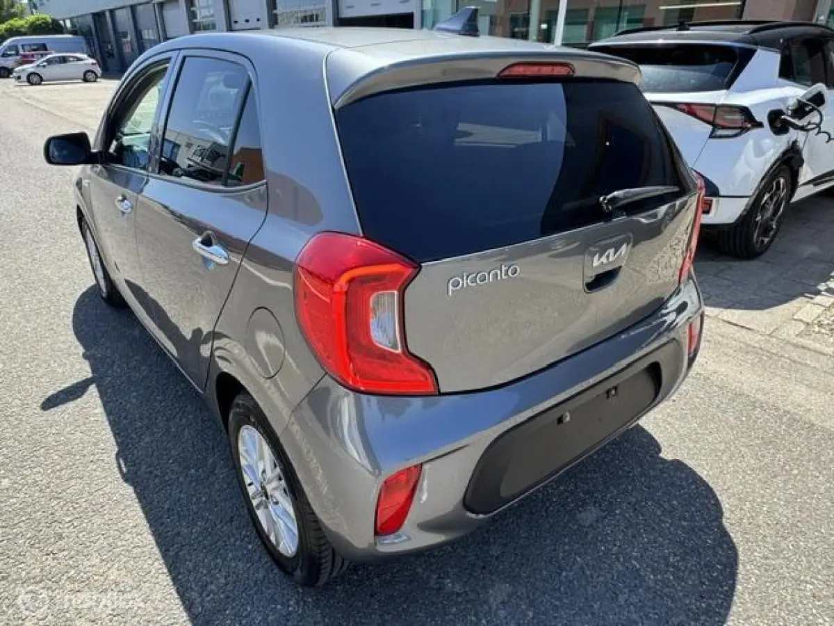 1.0 Dynamic Edition - Stoel & Stuurverwarming, Navigatie via Carplay, Camera achter, Airco, Electr - ramen en spiegels, Deurvergr. met afst.diening, Priveglas, Sport Velgen