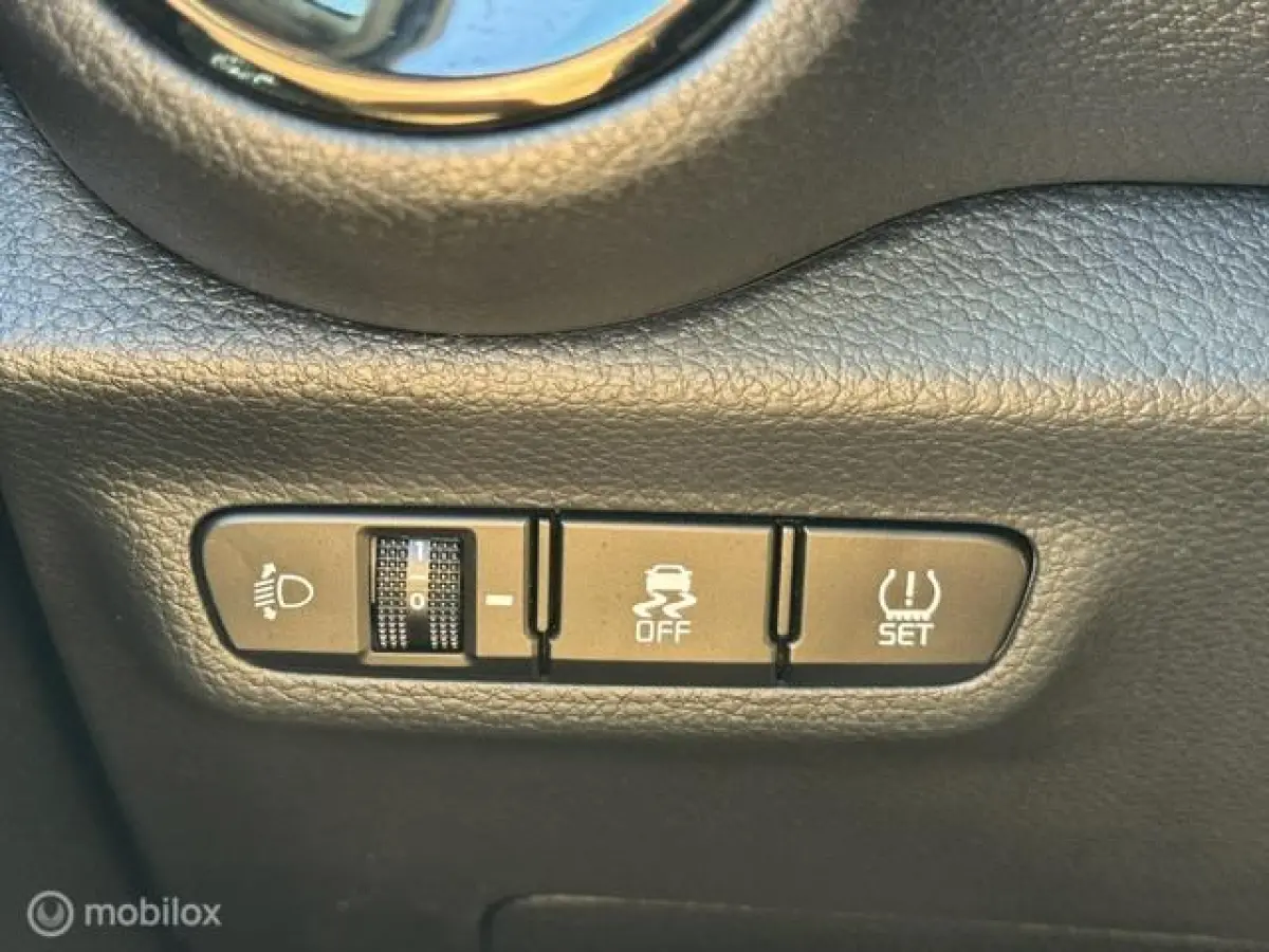 1.0 Dynamic Edition - Stoel & Stuurverwarming, Navigatie via Carplay, Camera achter, Airco, Electr - ramen en spiegels, Deurvergr. met afst.diening, Priveglas, Sport Velgen