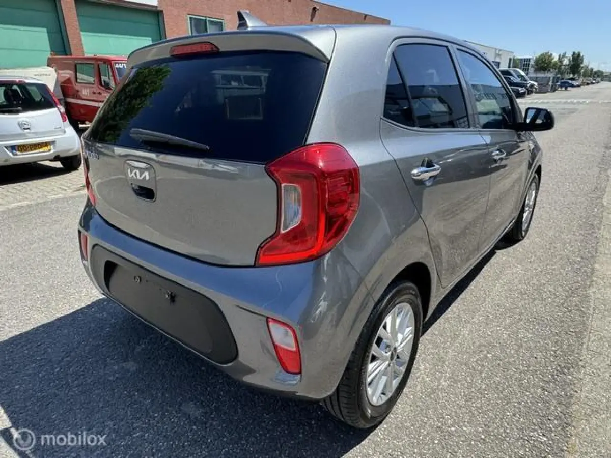 1.0 Dynamic Edition - Stoel & Stuurverwarming, Navigatie via Carplay, Camera achter, Airco, Electr - ramen en spiegels, Deurvergr. met afst.diening, Priveglas, Sport Velgen