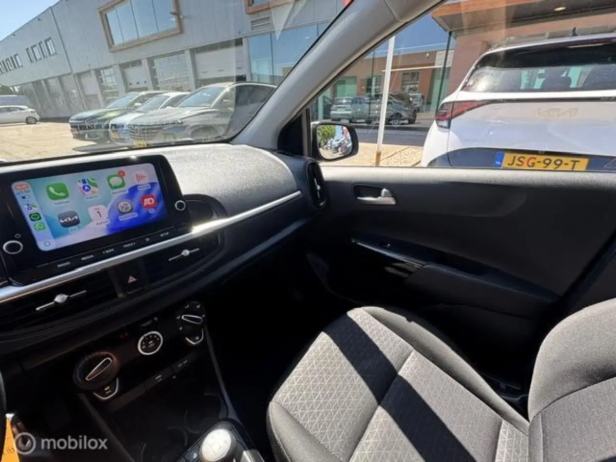 1.0 Dynamic Edition - Stoel & Stuurverwarming, Navigatie via Carplay, Camera achter, Airco, Electr - ramen en spiegels, Deurvergr. met afst.diening, Priveglas, Sport Velgen