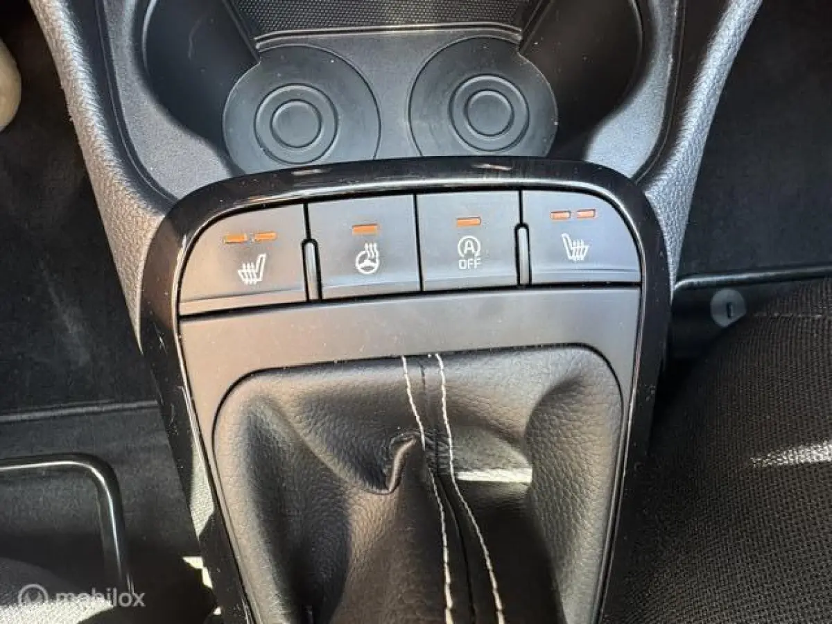 1.0 Dynamic Edition - Stoel & Stuurverwarming, Navigatie via Carplay, Camera achter, Airco, Electr - ramen en spiegels, Deurvergr. met afst.diening, Priveglas, Sport Velgen