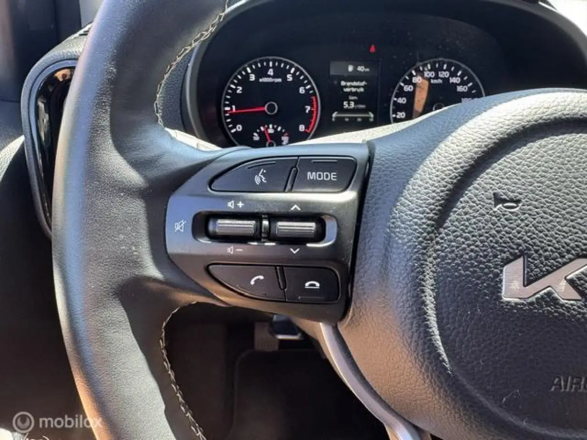 1.0 Dynamic Edition - Stoel & Stuurverwarming, Navigatie via Carplay, Camera achter, Airco, Electr - ramen en spiegels, Deurvergr. met afst.diening, Priveglas, Sport Velgen