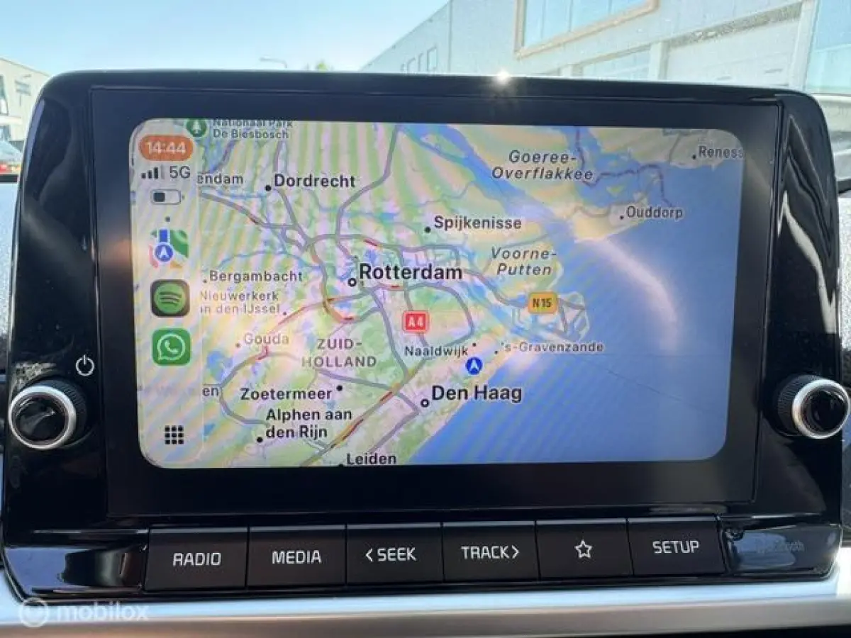 1.0 Dynamic Edition - Stoel & Stuurverwarming, Navigatie via Carplay, Camera achter, Airco, Electr - ramen en spiegels, Deurvergr. met afst.diening, Priveglas, Sport Velgen