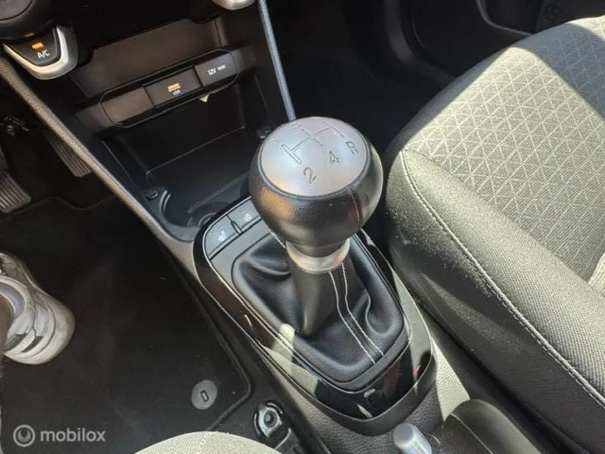 1.0 Dynamic Edition - Stoel & Stuurverwarming, Navigatie via Carplay, Camera achter, Airco, Electr - ramen en spiegels, Deurvergr. met afst.diening, Priveglas, Sport Velgen