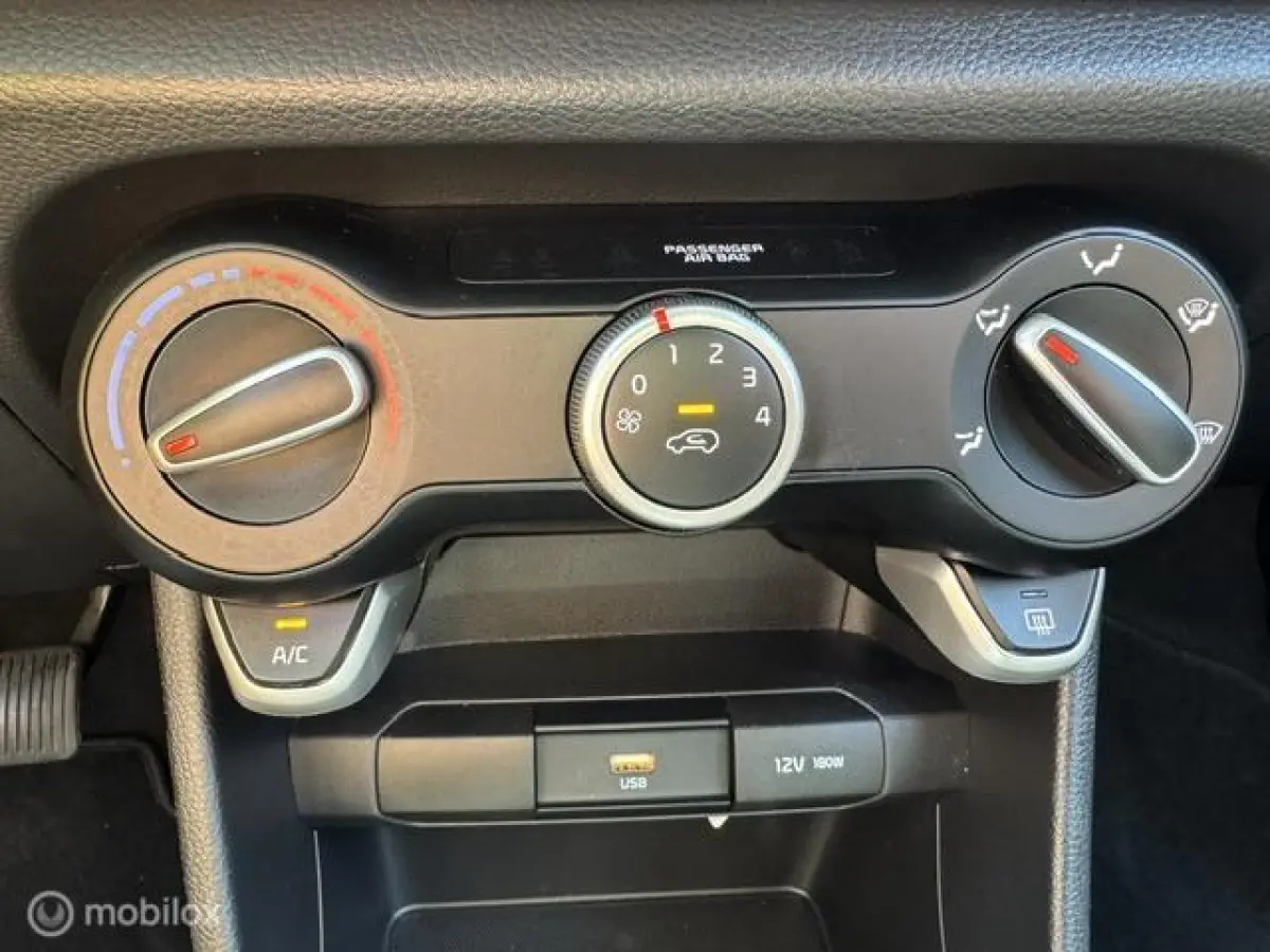 1.0 Dynamic Edition - Stoel & Stuurverwarming, Navigatie via Carplay, Camera achter, Airco, Electr - ramen en spiegels, Deurvergr. met afst.diening, Priveglas, Sport Velgen