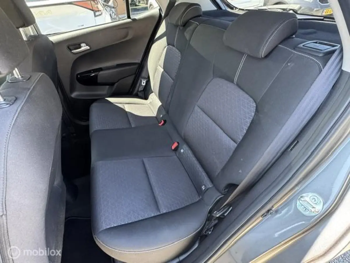 1.0 Dynamic Edition - Stoel & Stuurverwarming, Navigatie via Carplay, Camera achter, Airco, Electr - ramen en spiegels, Deurvergr. met afst.diening, Priveglas, Sport Velgen