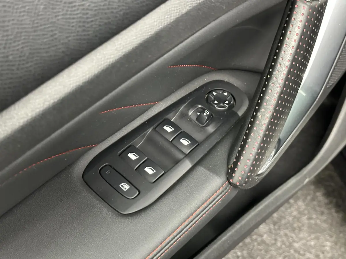 1.2 PureTech GT-Line PANO CARPLAY NAVI ECC CRUISE.