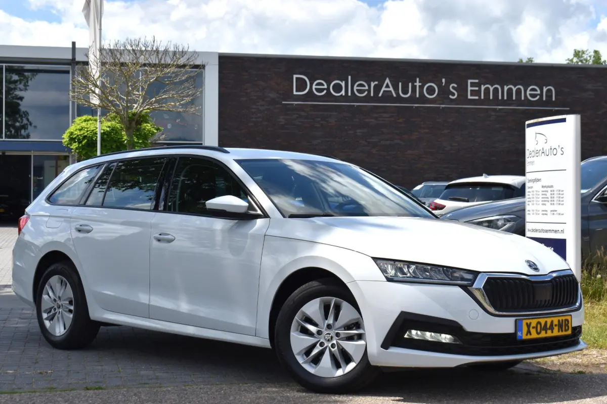 Škoda Octavia Combi 2024 Benzine Automatisch leasen