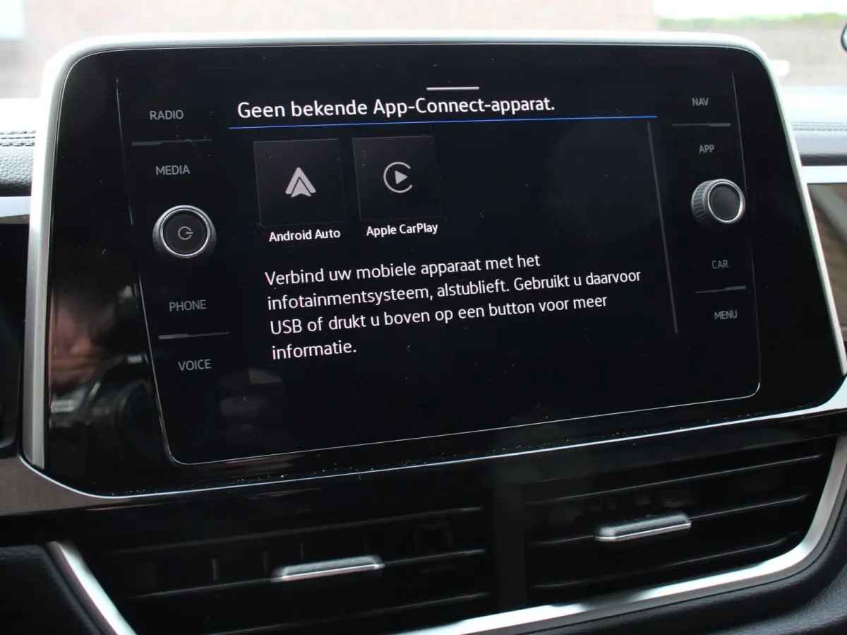 1.5 TSI DSG R-Line Climate control Adaptieve cruise control LED Navigatie Achteruitrijcamera Parkeersensoren Apple Carplay Android Auto Radio