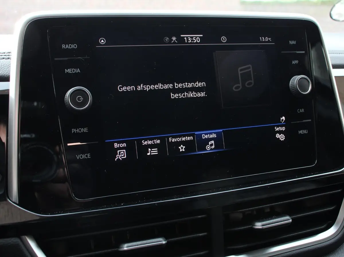 1.5 TSI DSG R-Line Climate control Adaptieve cruise control LED Navigatie Achteruitrijcamera Parkeersensoren Apple Carplay Android Auto Radio