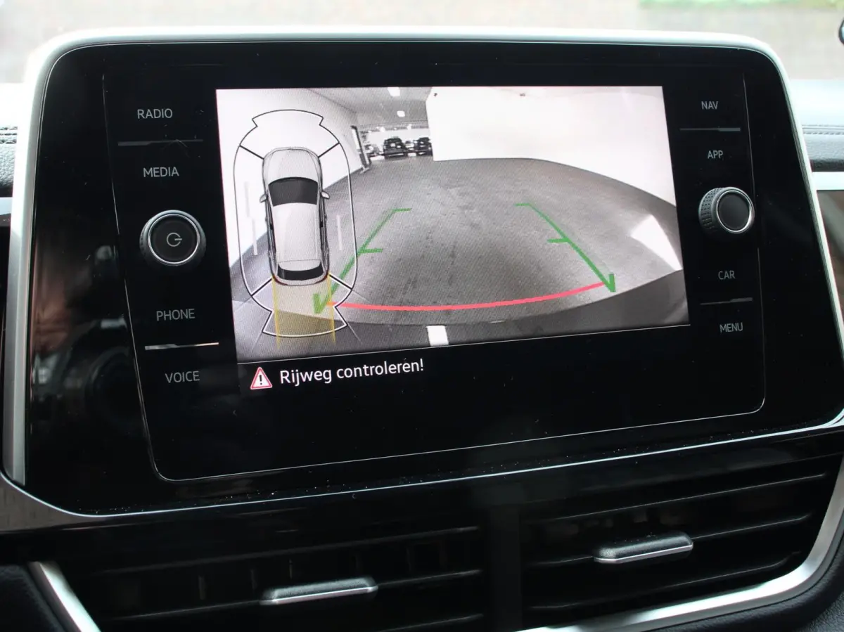 1.5 TSI DSG R-Line Climate control Adaptieve cruise control LED Navigatie Achteruitrijcamera Parkeersensoren Apple Carplay Android Auto Radio