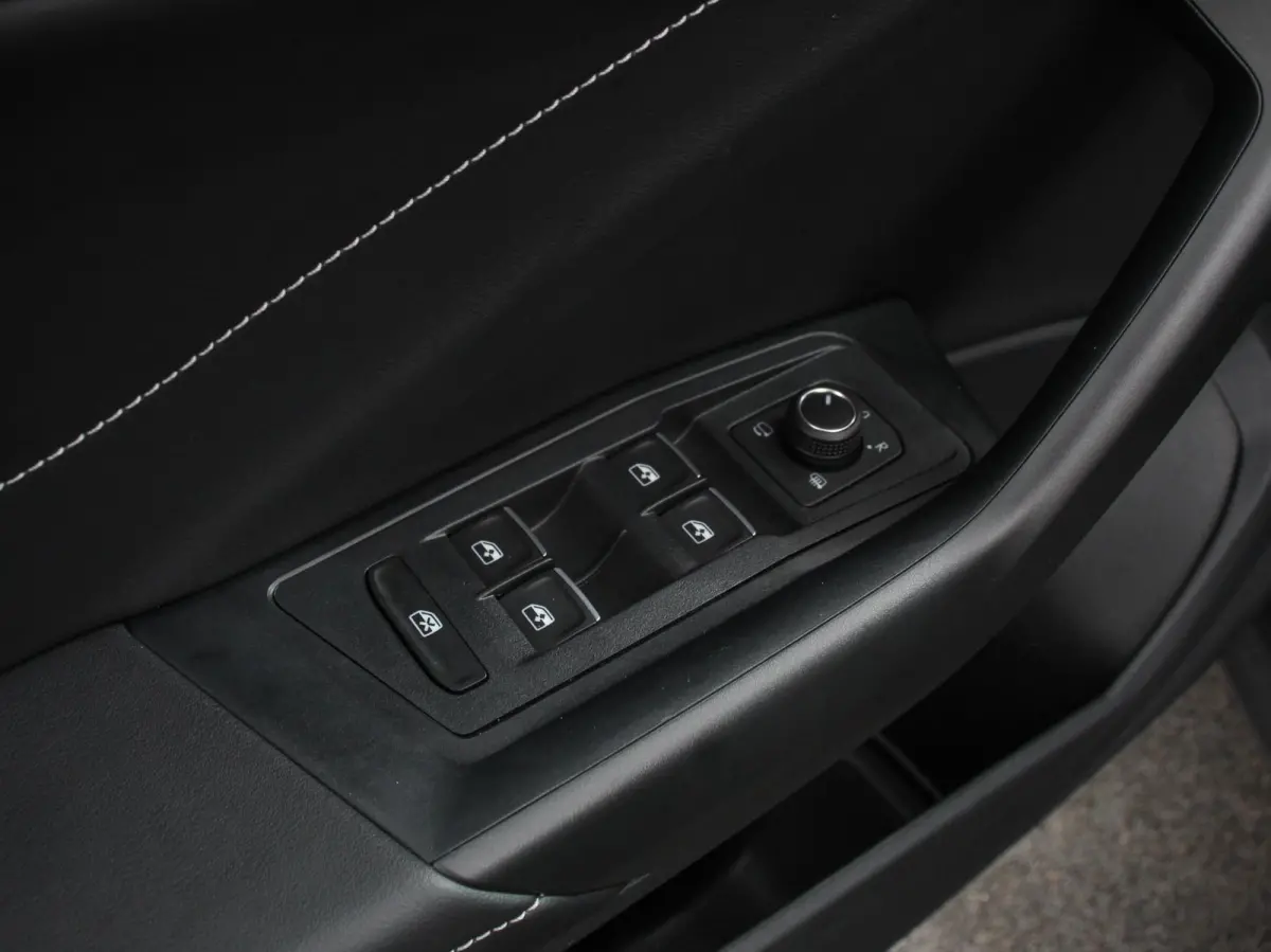 1.5 TSI DSG R-Line Climate control Adaptieve cruise control LED Navigatie Achteruitrijcamera Parkeersensoren Apple Carplay Android Auto Radio