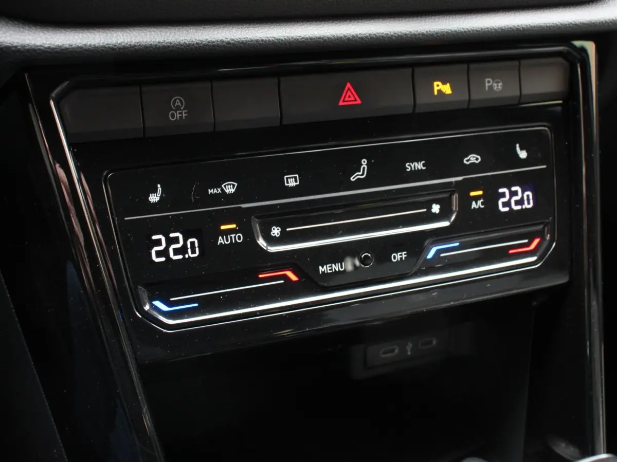 1.5 TSI DSG R-Line Climate control Adaptieve cruise control LED Navigatie Achteruitrijcamera Parkeersensoren Apple Carplay Android Auto Radio