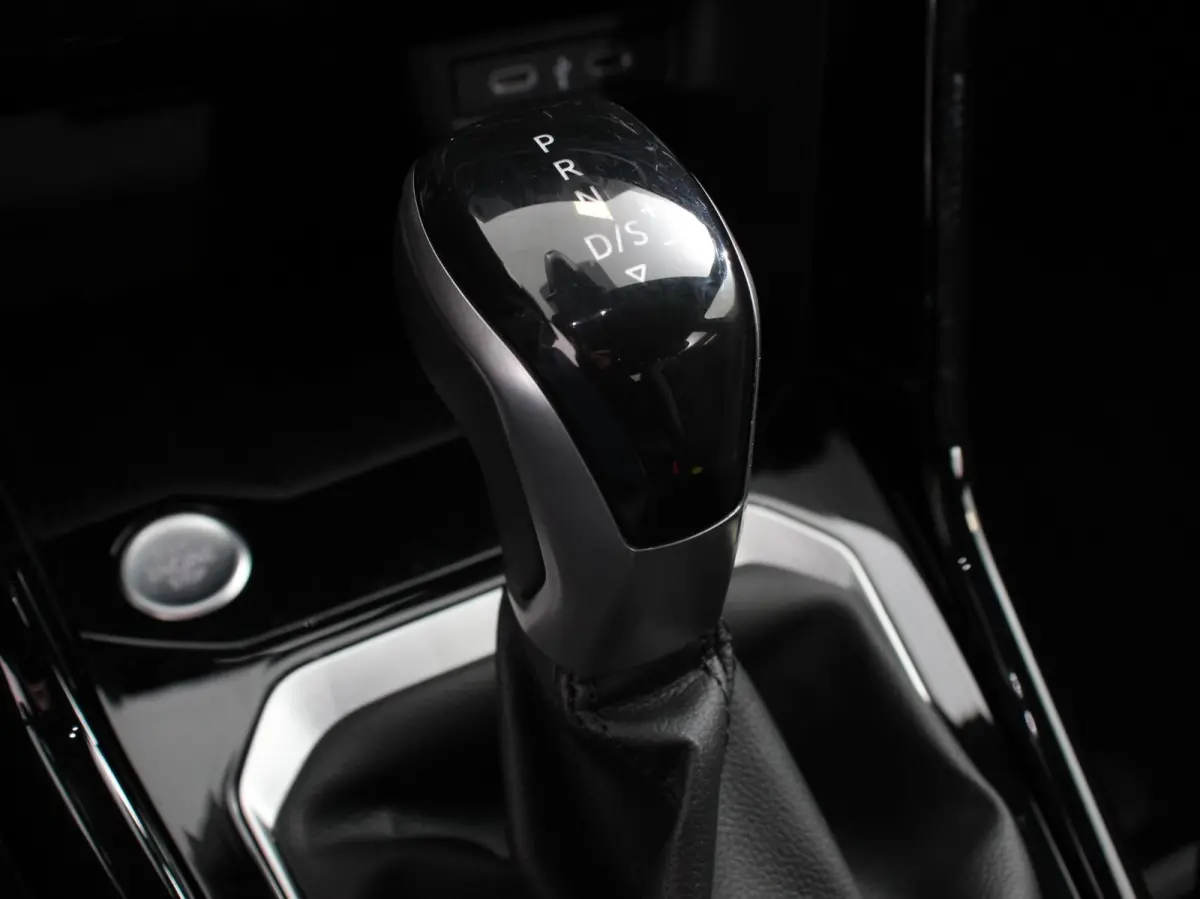 1.5 TSI DSG R-Line Climate control Adaptieve cruise control LED Navigatie Achteruitrijcamera Parkeersensoren Apple Carplay Android Auto Radio