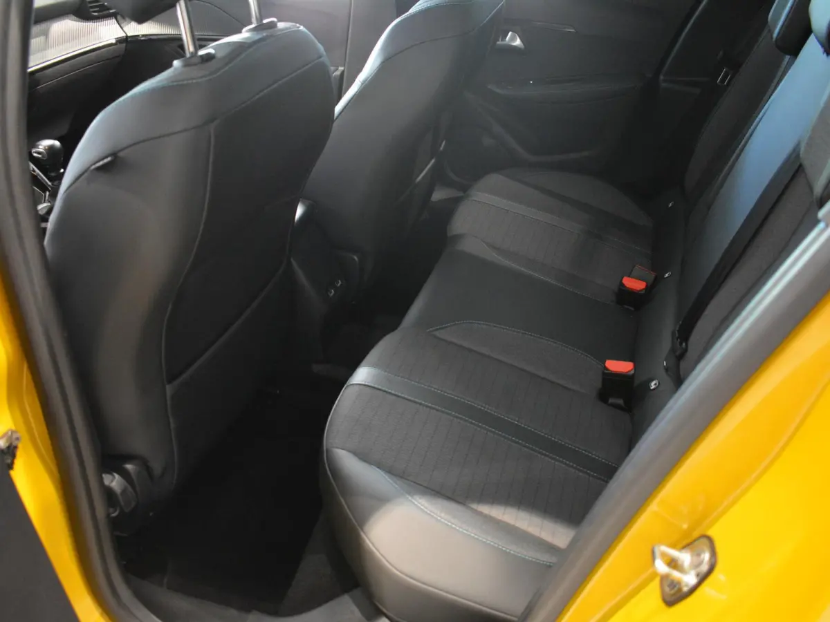 1.2 PureTech Allure Pack | 100pk | Navigatie | 3D i-Cockpit | Climate Control | Keyless Start & Entry |