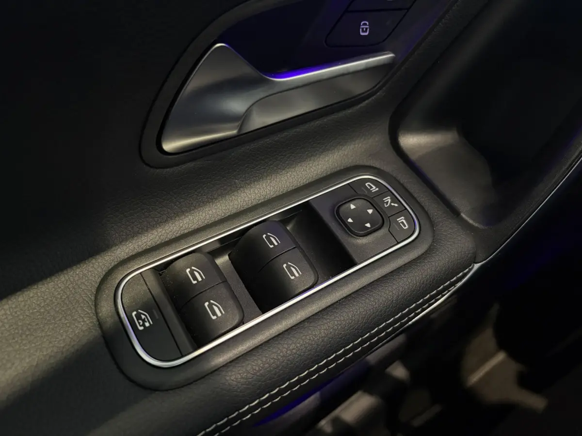 180 Premium Plus | STOELVERWARMING | SFEERVERLICHTING | CRUISE CONTROL | ACHTERUITRIJCAMERA | VOL LEER |