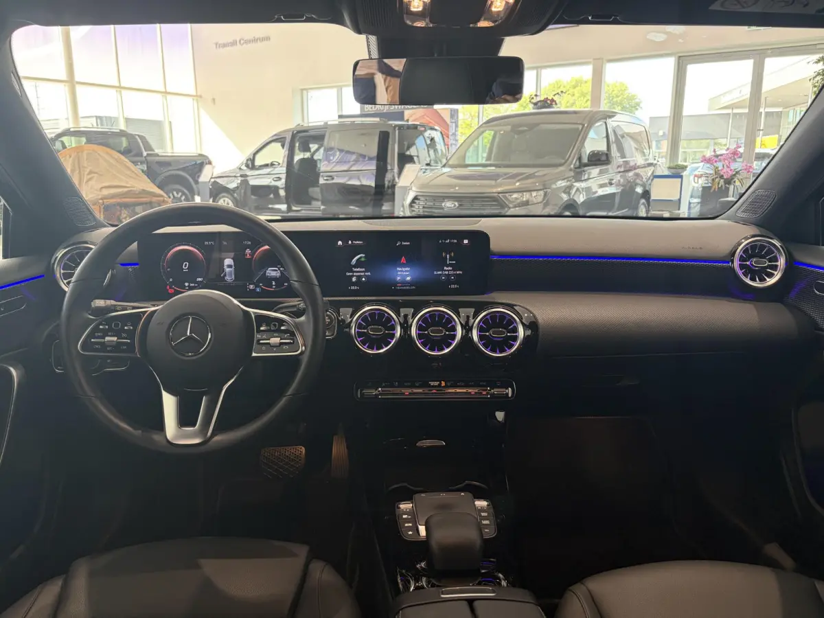 180 Premium Plus | STOELVERWARMING | SFEERVERLICHTING | CRUISE CONTROL | ACHTERUITRIJCAMERA | VOL LEER |