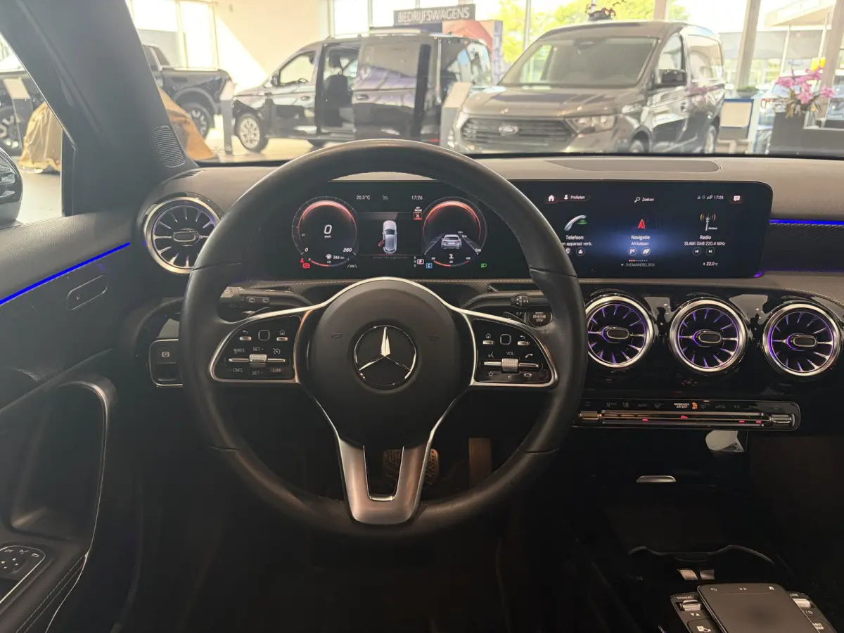 180 Premium Plus | STOELVERWARMING | SFEERVERLICHTING | CRUISE CONTROL | ACHTERUITRIJCAMERA | VOL LEER |