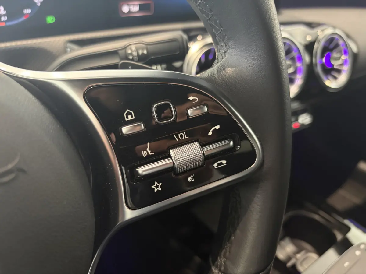 180 Premium Plus | STOELVERWARMING | SFEERVERLICHTING | CRUISE CONTROL | ACHTERUITRIJCAMERA | VOL LEER |
