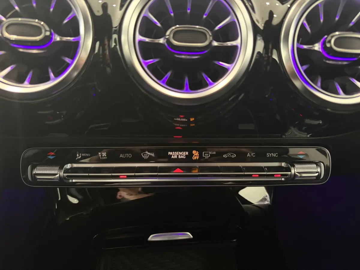 180 Premium Plus | STOELVERWARMING | SFEERVERLICHTING | CRUISE CONTROL | ACHTERUITRIJCAMERA | VOL LEER |
