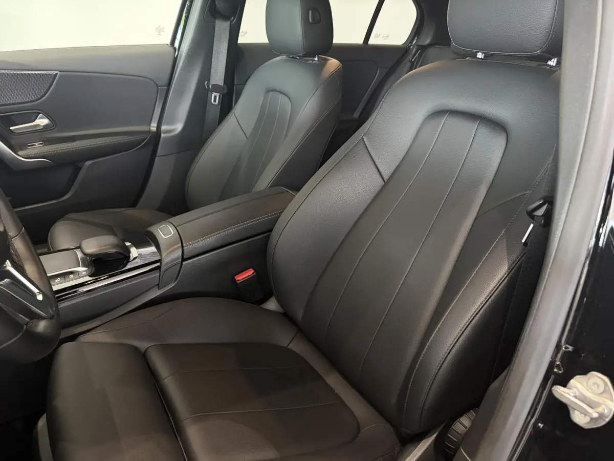 180 Premium Plus | STOELVERWARMING | SFEERVERLICHTING | CRUISE CONTROL | ACHTERUITRIJCAMERA | VOL LEER |