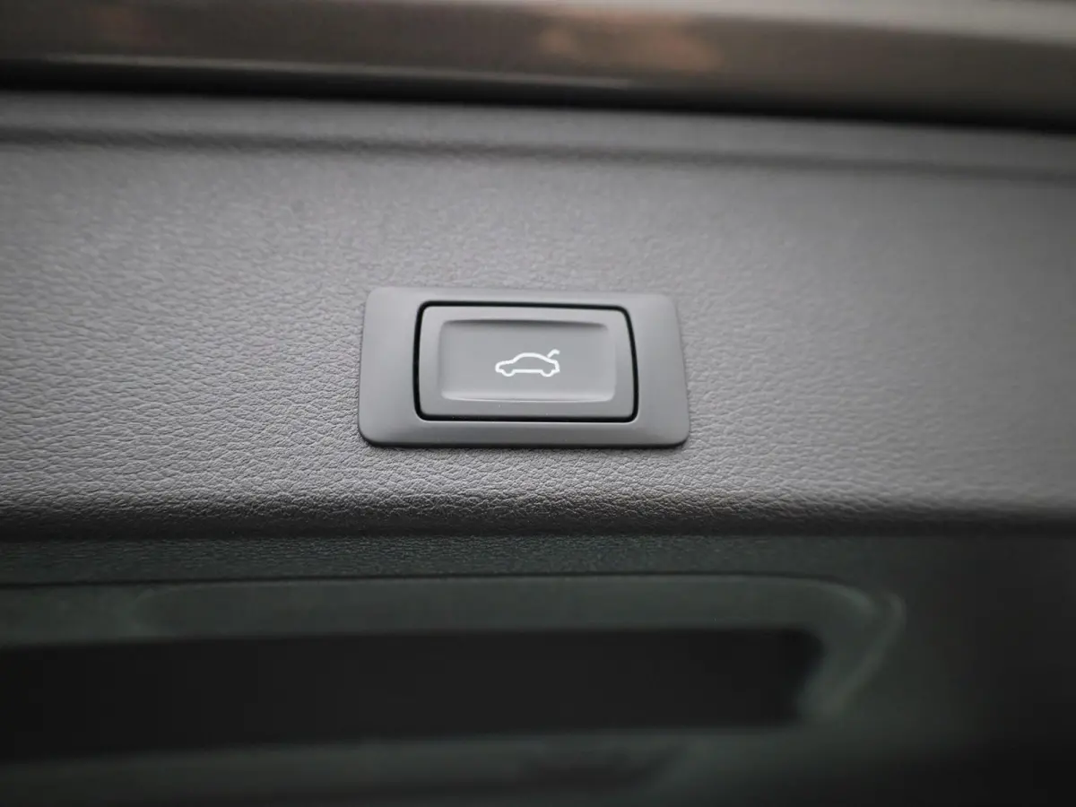 2.0 30 TDI S tronic Attraction AUTOMAAT | VIRTUEEL | LEDER | NAVIGATIE | ELEKTRISCHE KOFFERKLEP | LED | KEYLES | PDC | STOELVERWARMING | CLIMA | CRUISE | DAB | 12 MAANDEN BOVAG GARANTIE |