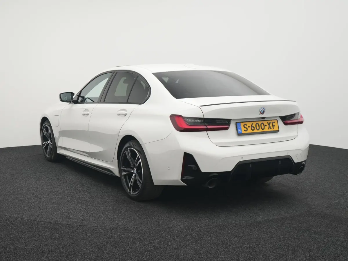 330e | Automaat | M Sportpakket / BMW 50 Jahre | HUD | Schuif Dak | BMW Live Cockpit Plus | BMW Individual hoogglans Shadow Line |  DAB-Tuner |  Ambiance verlichting | 12 Maanden BOVAG Garan