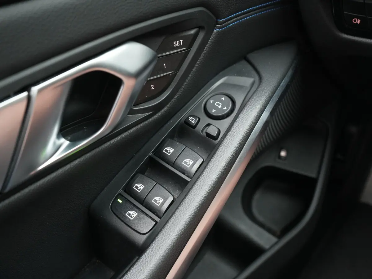 330e | Automaat | M Sportpakket / BMW 50 Jahre | HUD | Schuif Dak | BMW Live Cockpit Plus | BMW Individual hoogglans Shadow Line |  DAB-Tuner |  Ambiance verlichting | 12 Maanden BOVAG Garan