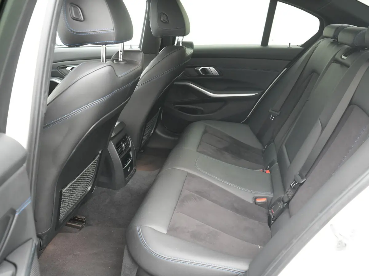 330e | Automaat | M Sportpakket / BMW 50 Jahre | HUD | Schuif Dak | BMW Live Cockpit Plus | BMW Individual hoogglans Shadow Line |  DAB-Tuner |  Ambiance verlichting | 12 Maanden BOVAG Garan