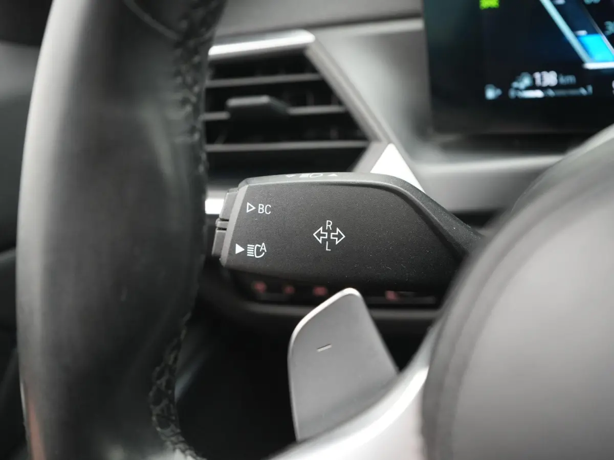 330e | Automaat | M Sportpakket / BMW 50 Jahre | HUD | Schuif Dak | BMW Live Cockpit Plus | BMW Individual hoogglans Shadow Line |  DAB-Tuner |  Ambiance verlichting | 12 Maanden BOVAG Garan