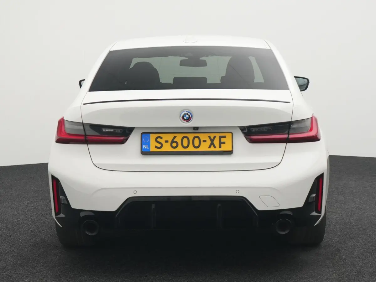 330e | Automaat | M Sportpakket / BMW 50 Jahre | HUD | Schuif Dak | BMW Live Cockpit Plus | BMW Individual hoogglans Shadow Line |  DAB-Tuner |  Ambiance verlichting | 12 Maanden BOVAG Garan