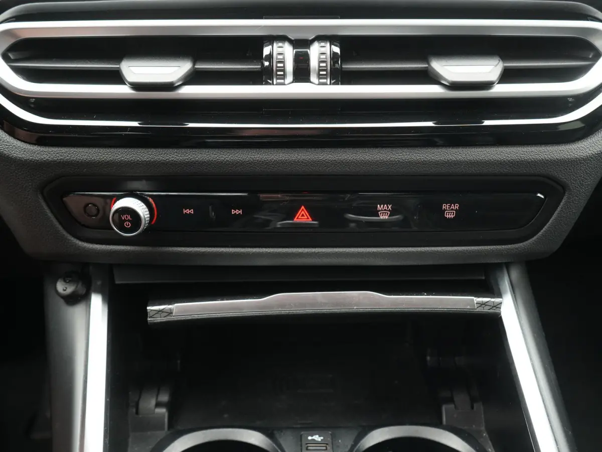 330e | Automaat | M Sportpakket / BMW 50 Jahre | HUD | Schuif Dak | BMW Live Cockpit Plus | BMW Individual hoogglans Shadow Line |  DAB-Tuner |  Ambiance verlichting | 12 Maanden BOVAG Garan