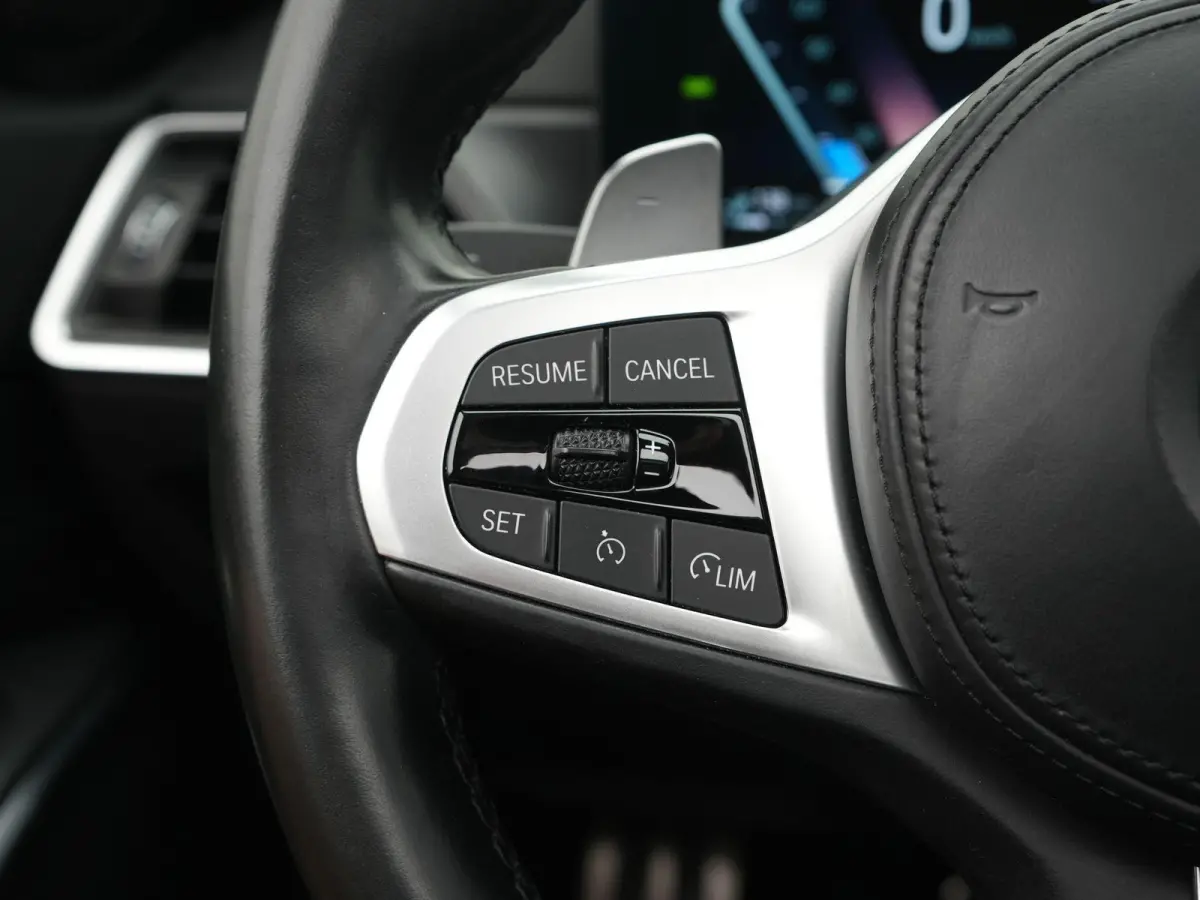 330e | Automaat | M Sportpakket / BMW 50 Jahre | HUD | Schuif Dak | BMW Live Cockpit Plus | BMW Individual hoogglans Shadow Line |  DAB-Tuner |  Ambiance verlichting | 12 Maanden BOVAG Garan