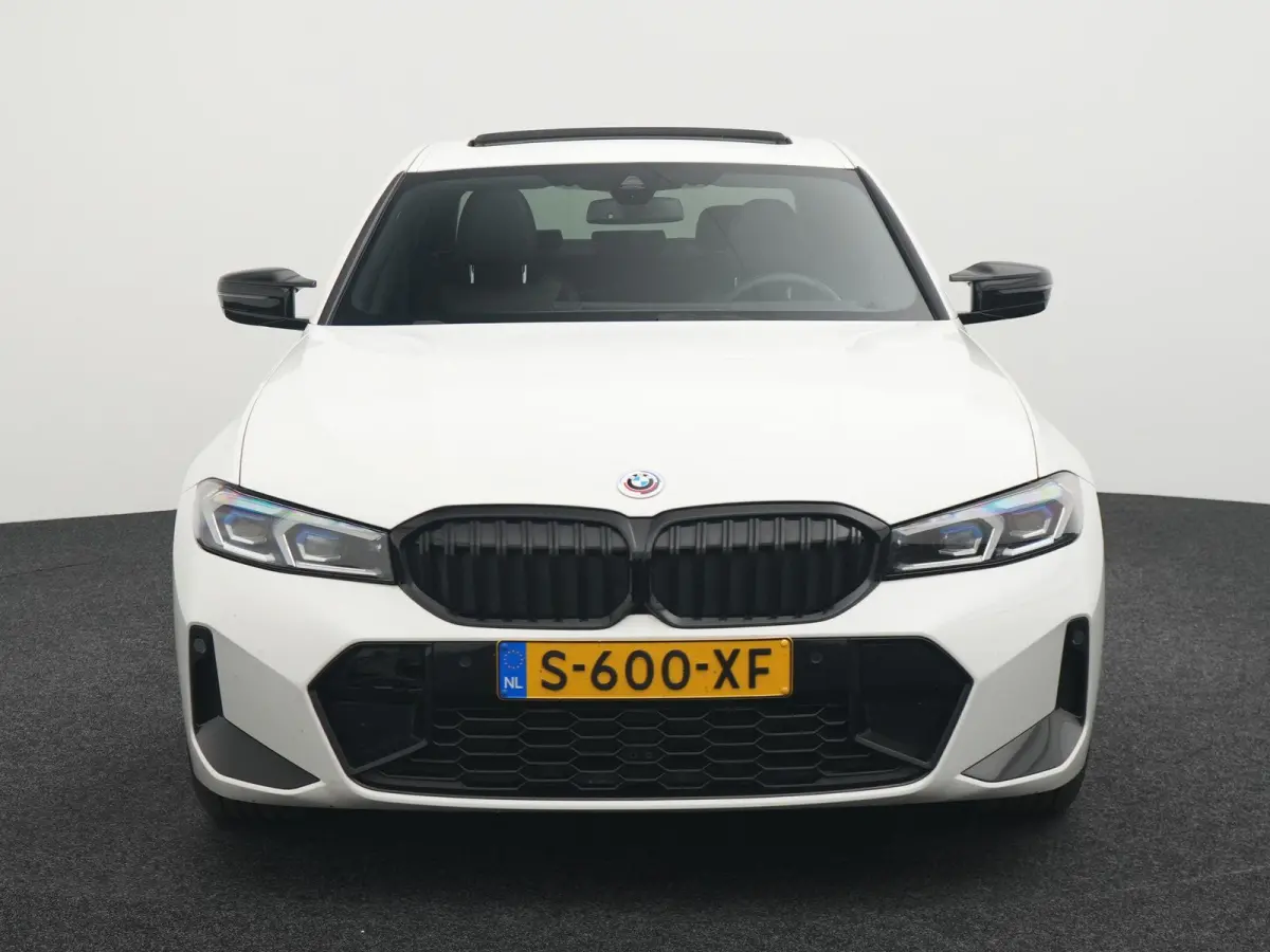330e | Automaat | M Sportpakket / BMW 50 Jahre | HUD | Schuif Dak | BMW Live Cockpit Plus | BMW Individual hoogglans Shadow Line |  DAB-Tuner |  Ambiance verlichting | 12 Maanden BOVAG Garan