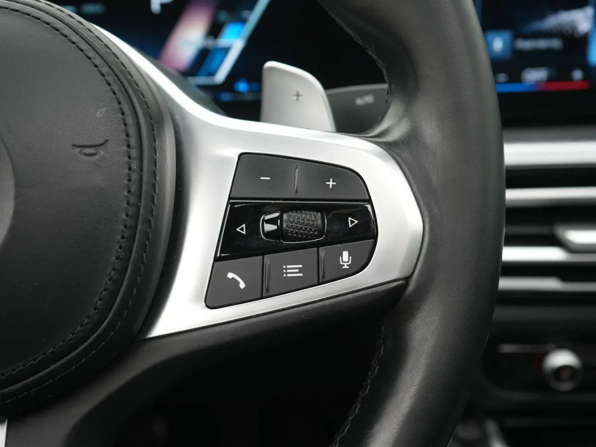330e | Automaat | M Sportpakket / BMW 50 Jahre | HUD | Schuif Dak | BMW Live Cockpit Plus | BMW Individual hoogglans Shadow Line |  DAB-Tuner |  Ambiance verlichting | 12 Maanden BOVAG Garan