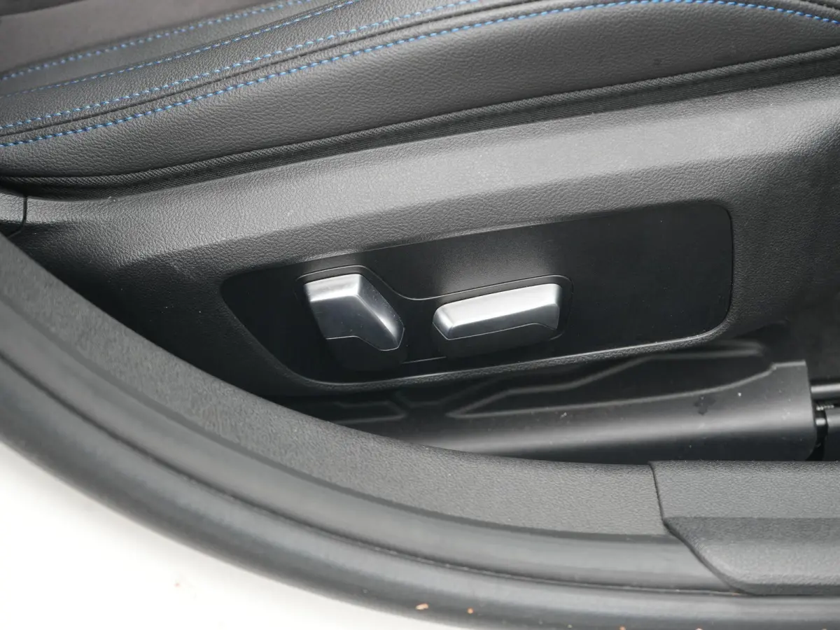 330e | Automaat | M Sportpakket / BMW 50 Jahre | HUD | Schuif Dak | BMW Live Cockpit Plus | BMW Individual hoogglans Shadow Line |  DAB-Tuner |  Ambiance verlichting | 12 Maanden BOVAG Garan