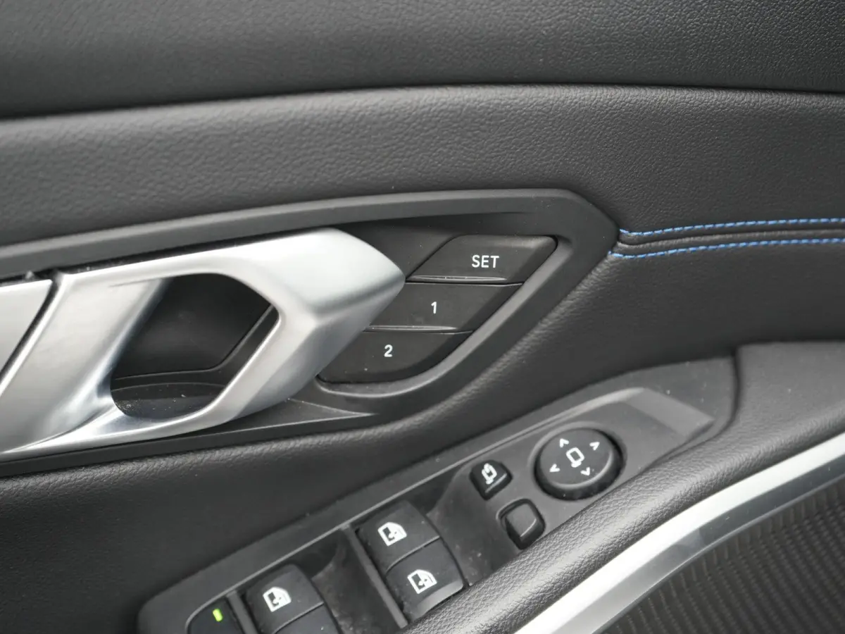 330e | Automaat | M Sportpakket / BMW 50 Jahre | HUD | Schuif Dak | BMW Live Cockpit Plus | BMW Individual hoogglans Shadow Line |  DAB-Tuner |  Ambiance verlichting | 12 Maanden BOVAG Garan