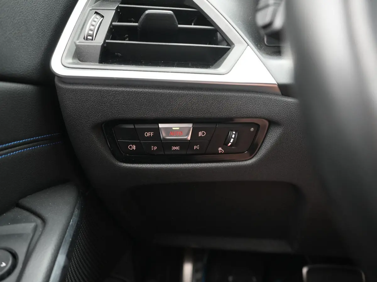 330e | Automaat | M Sportpakket / BMW 50 Jahre | HUD | Schuif Dak | BMW Live Cockpit Plus | BMW Individual hoogglans Shadow Line |  DAB-Tuner |  Ambiance verlichting | 12 Maanden BOVAG Garan
