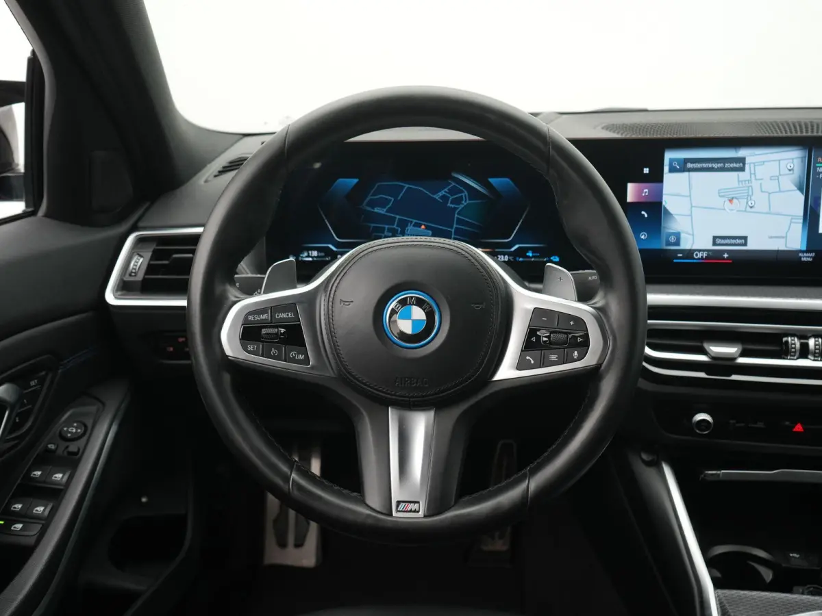 330e | Automaat | M Sportpakket / BMW 50 Jahre | HUD | Schuif Dak | BMW Live Cockpit Plus | BMW Individual hoogglans Shadow Line |  DAB-Tuner |  Ambiance verlichting | 12 Maanden BOVAG Garan