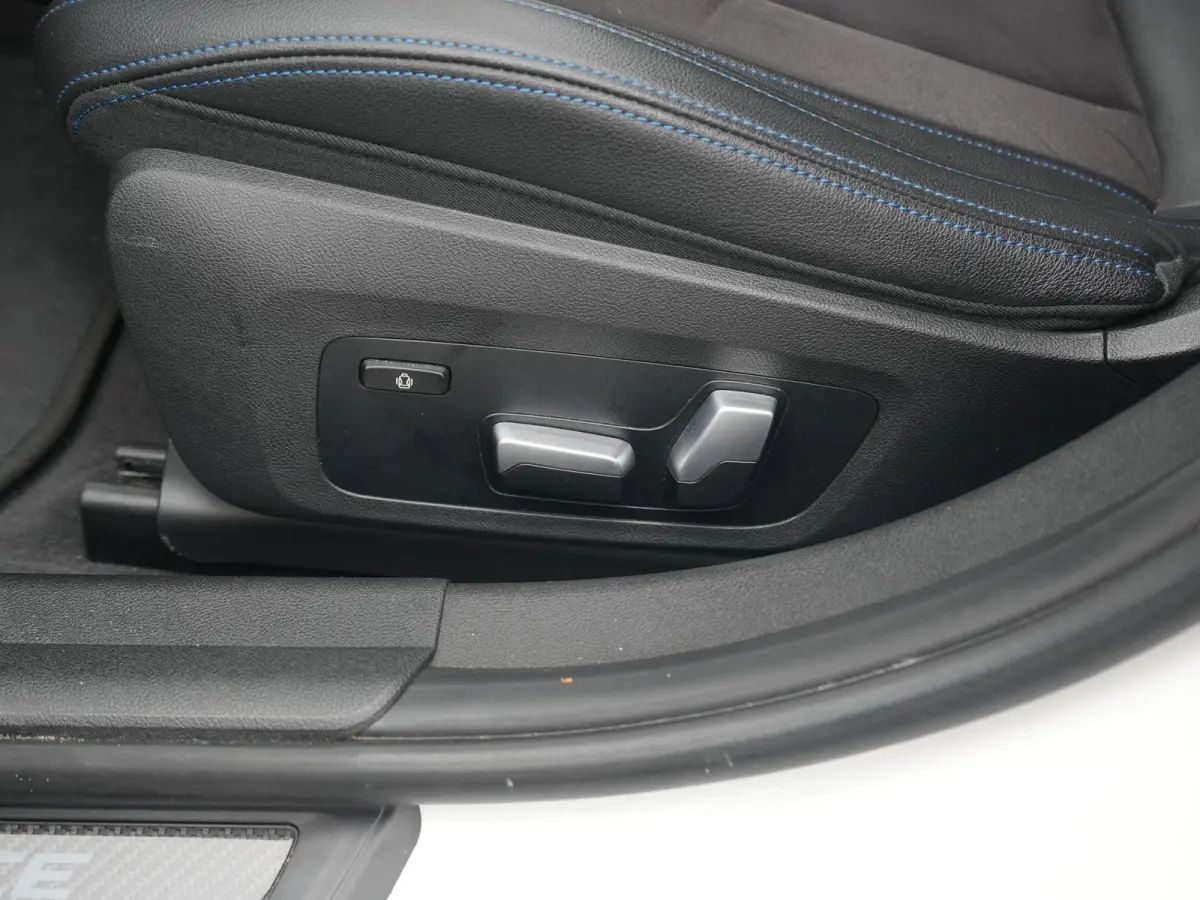 330e | Automaat | M Sportpakket / BMW 50 Jahre | HUD | Schuif Dak | BMW Live Cockpit Plus | BMW Individual hoogglans Shadow Line |  DAB-Tuner |  Ambiance verlichting | 12 Maanden BOVAG Garan